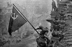 Die Rote Armee hisst ihre Siegesflagge auf dem Reichstagsgebäude